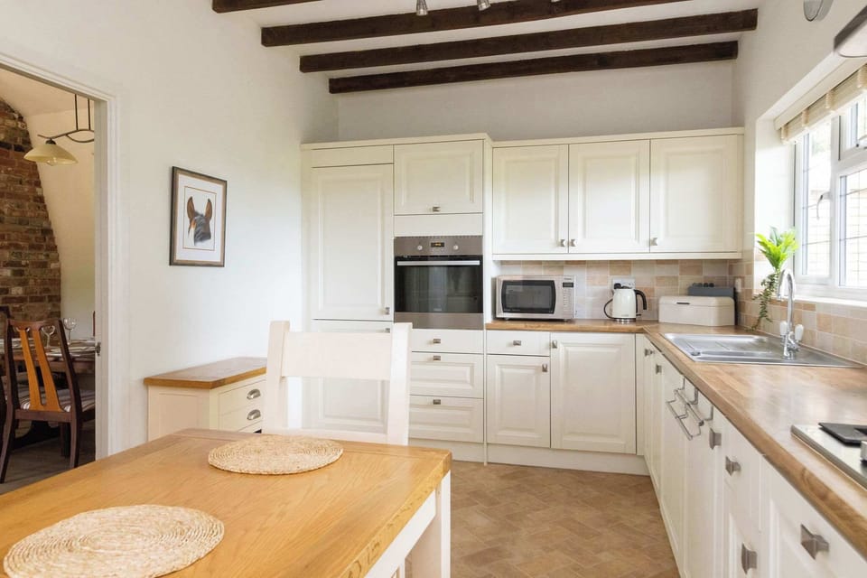 The cottage has a spacious and fully equipped kitchen, making mealtimes a breeze.