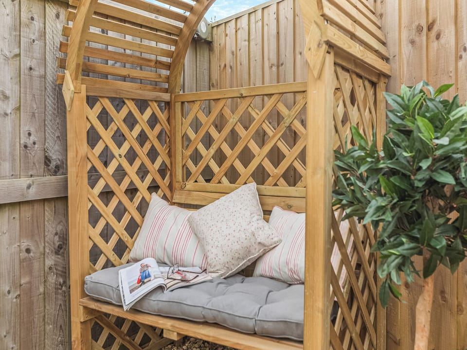 Outdoor eating area | Brent Cottage - Burton Row, East Brent, near Weston-super-Mare