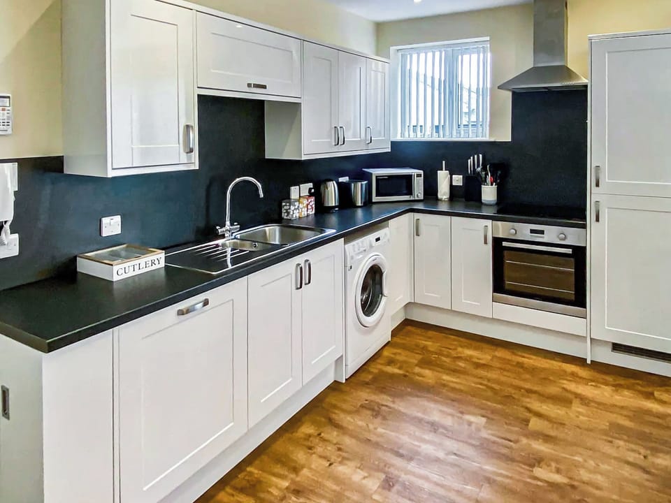 Kitchen | Muckle Green Holm - Shaalder Apartments, Kirkwall