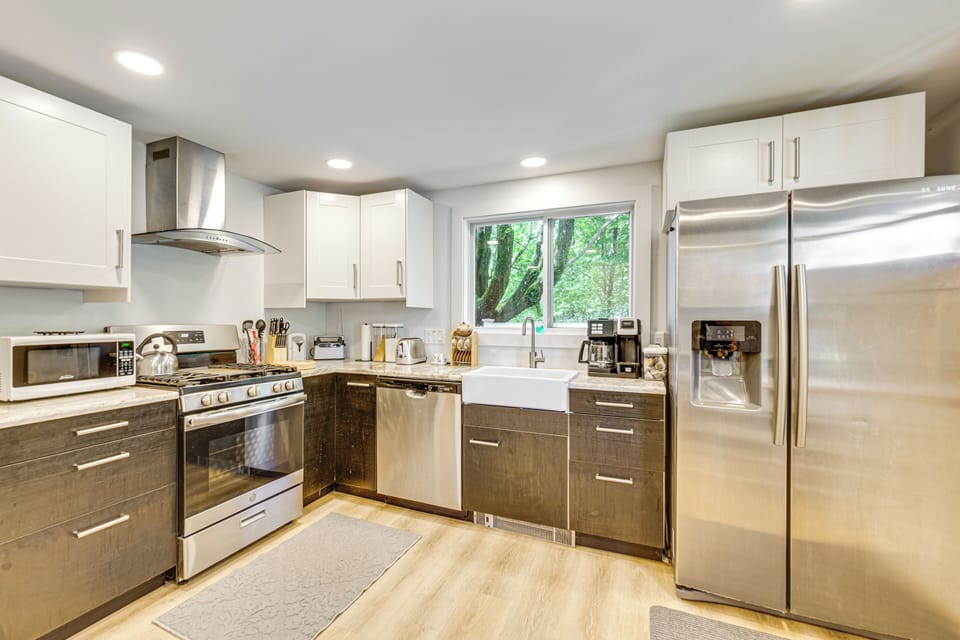 Kitchen | Microwave | Stove/Oven