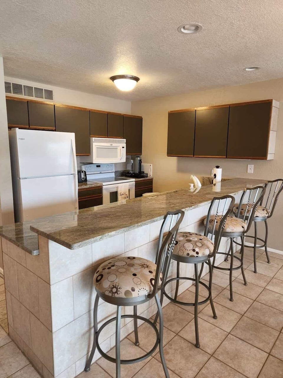 Breakfast bar with seating for 4 