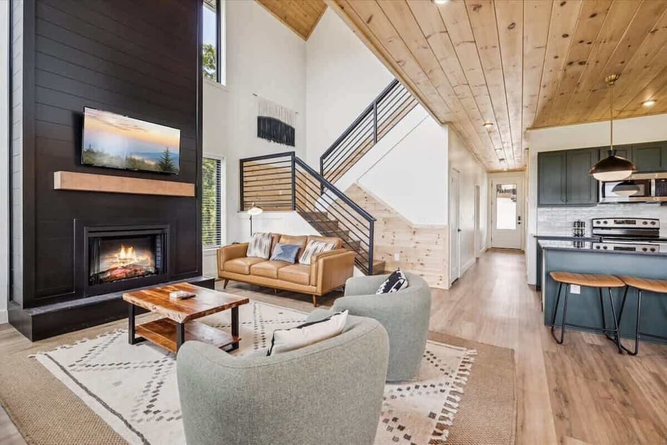  Modern comfort with a stunning fireplace and panoramic views, perfect for relaxation!