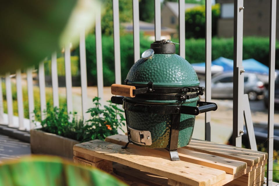 Holiday Home in Halle: Outdoor Green Egg barbecue – Fully equipped terrace with barbecue for perfect holiday dinners.