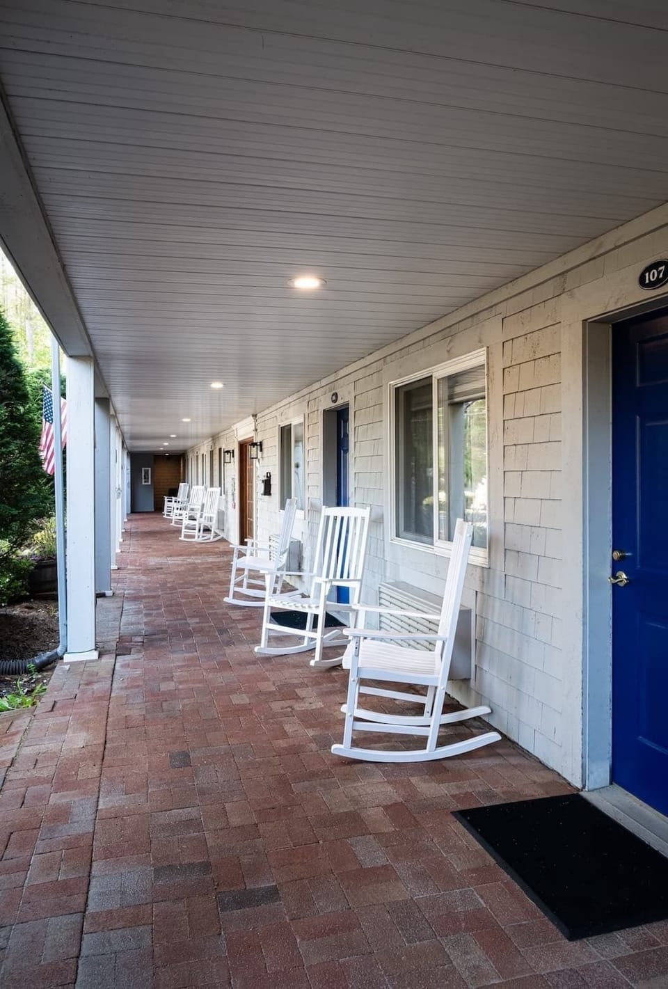 019-web-riverhouse-exterior-walkway