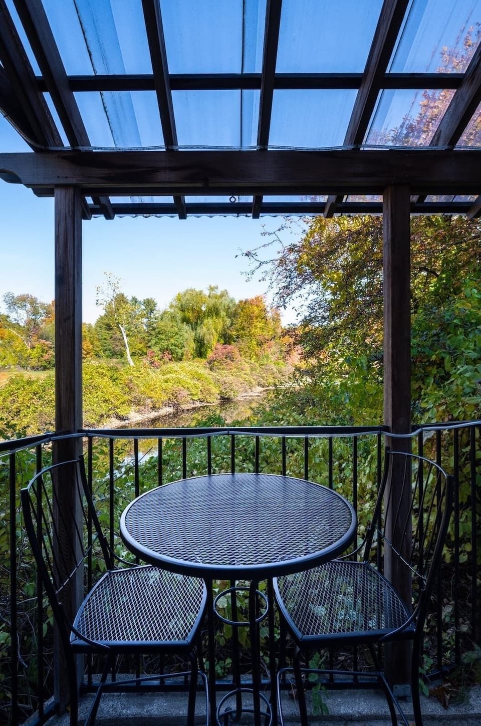 021-web-riverhouse-exterior-hightoptable