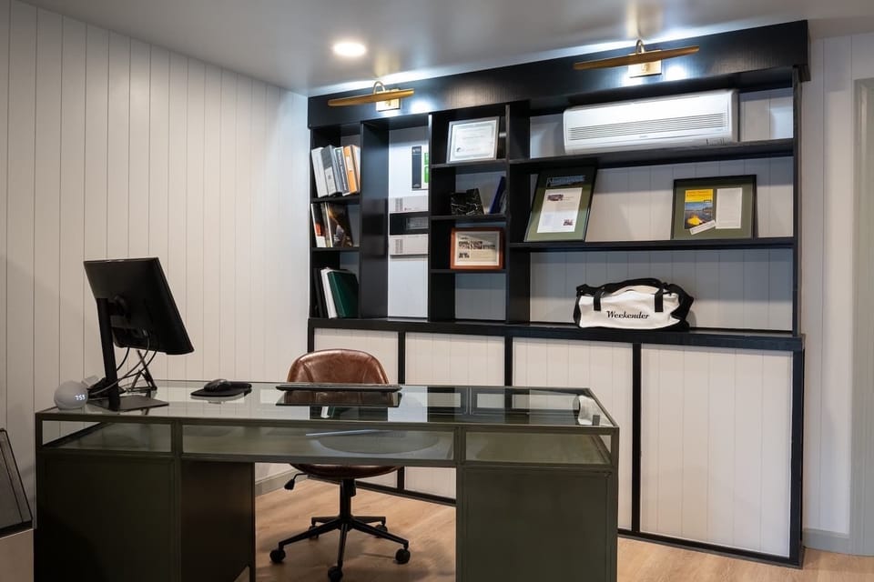 005-web-riverhouse-reception-desk