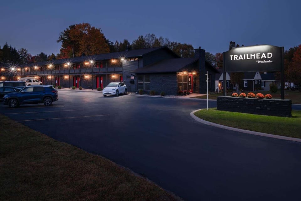 087-trailhead-lodge-fall-2023-web-exterior