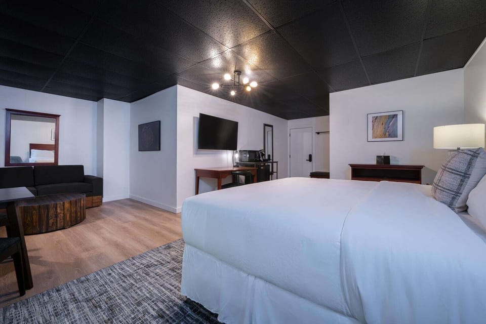 050-trailhead-lodge-fall-2023-web-king-suite