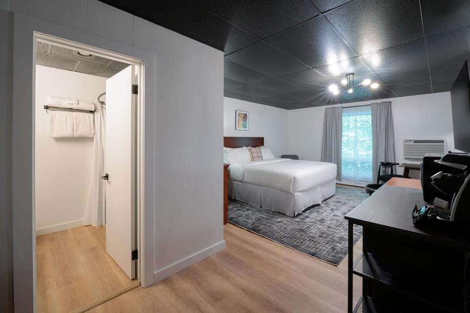 047-trailhead-lodge-fall-2023-web-king-suite