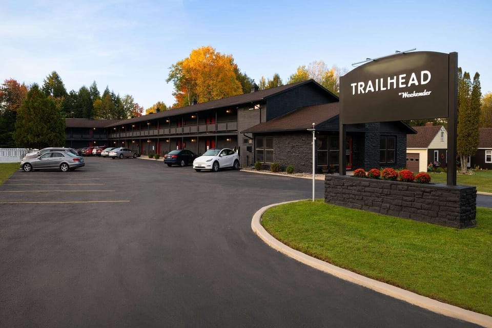 002-trailhead-lodge-fall-2023-web-exterior