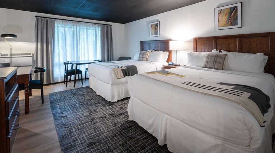 059-trailhead-lodge-fall-2023-web-standard-queen-CROP