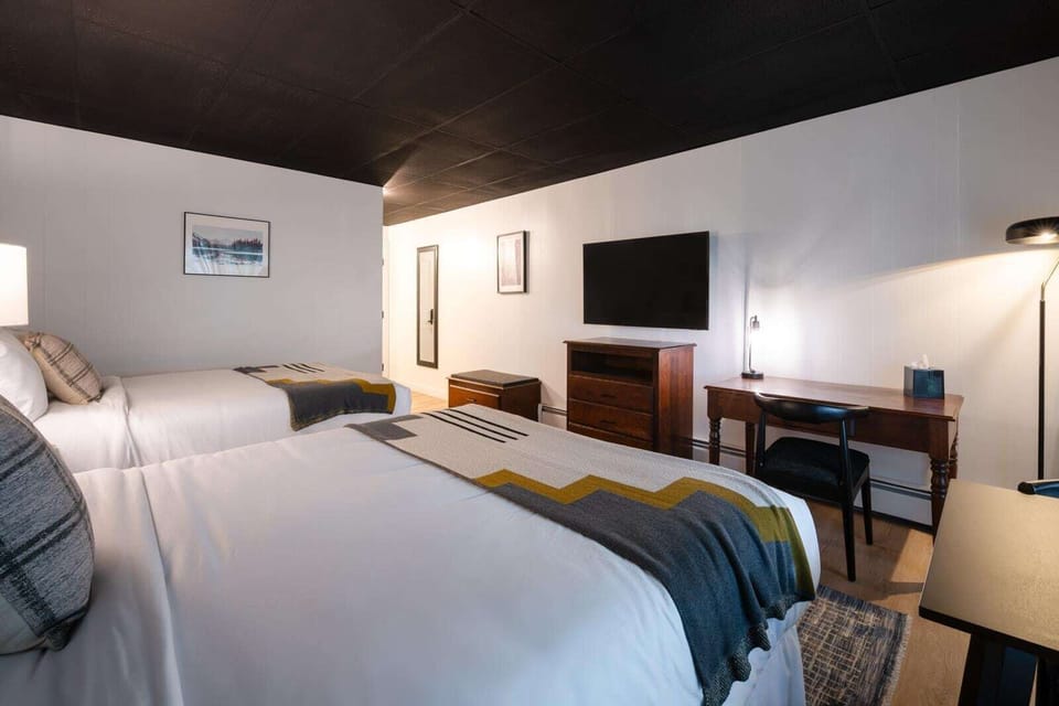 060-trailhead-lodge-fall-2023-web-standard-queen