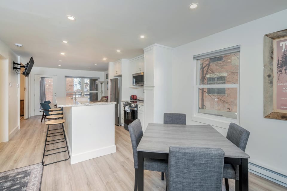 Dining Room - Breakfast nook with seating for 4