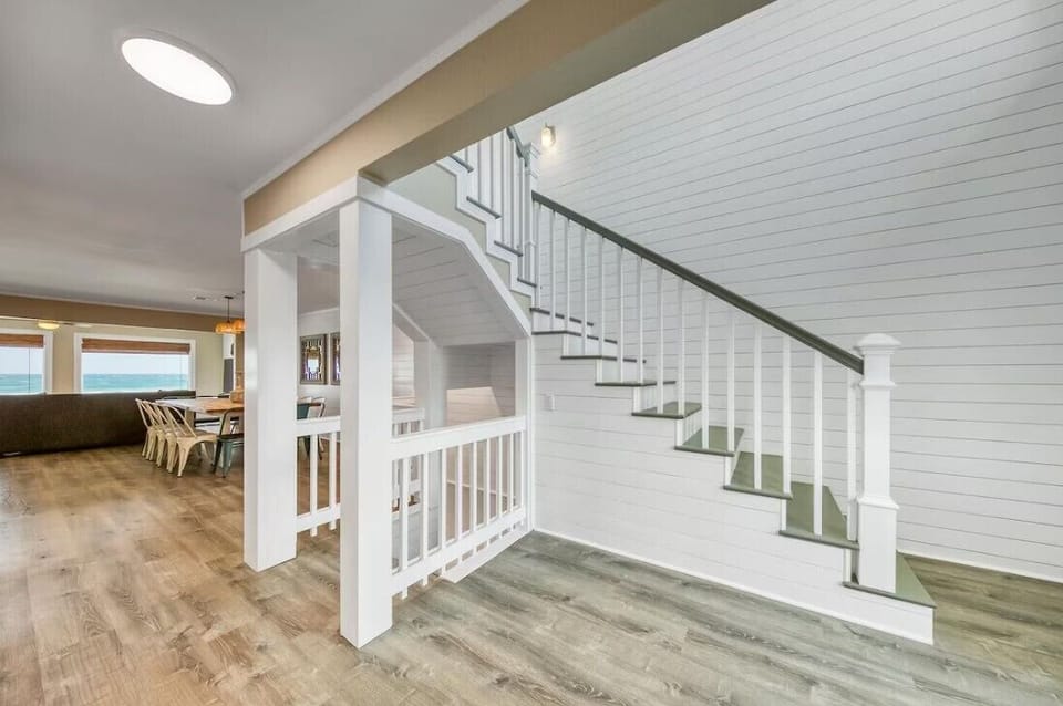 airs from front door foyer up to upstairs and down to beach level