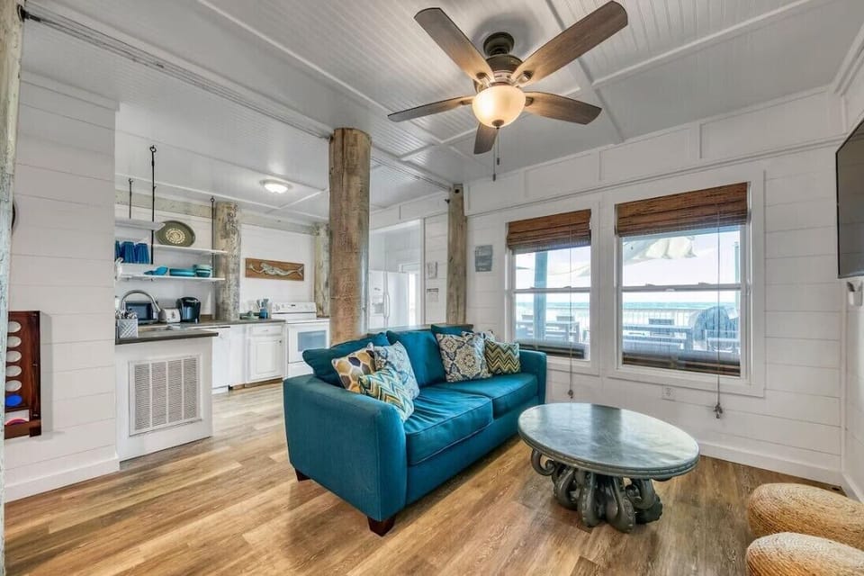 Beach level living room and 2nd kitchen, views to deck and beach!