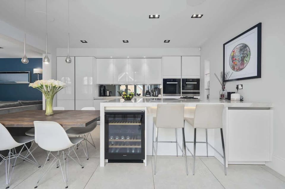 Fully equipped kitchen with microwave, kettle, toaster and complimentary teas and coffee to get you started