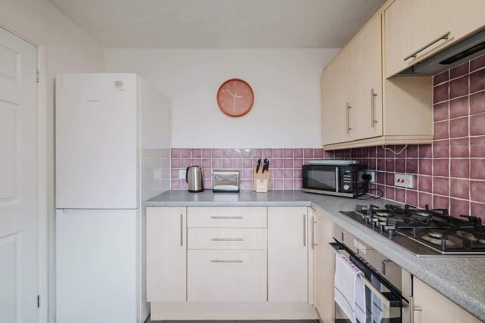 Cook with ease in the well-appointed kitchenette, featuring modern cabinetry, a gas hob and useful appliances.