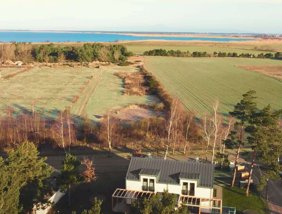 Aussenansicht und Lage Nähe Bodden und Naturstrand