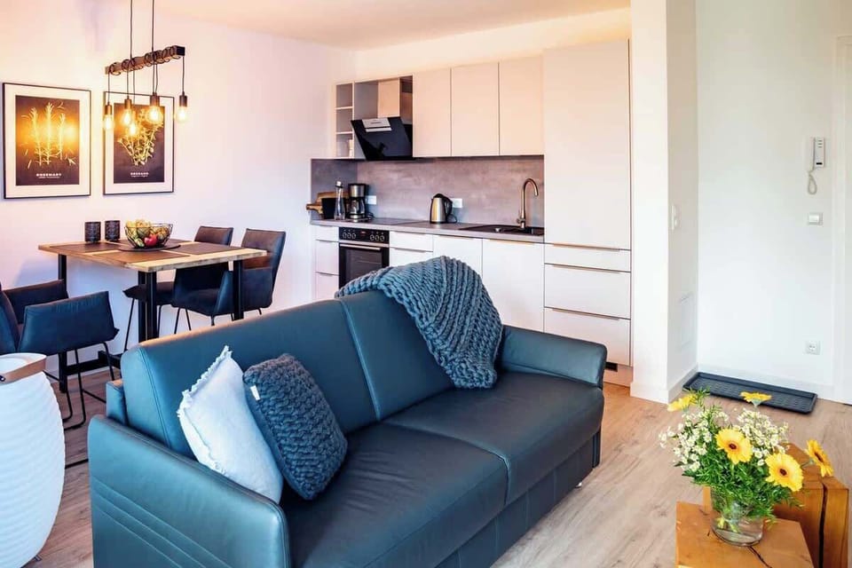 Wohnzimmer mit Blick auf Küche und Essbereich
