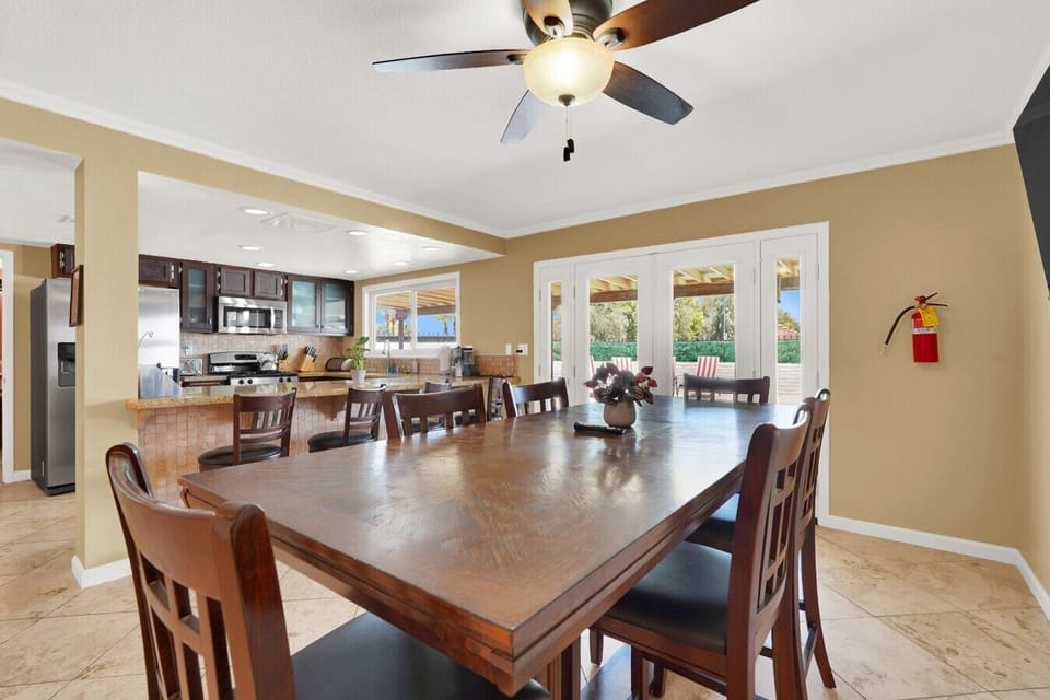 Dining area with ample seating—ideal for meals, work, or gathering with family and friends.  ✪ Interior