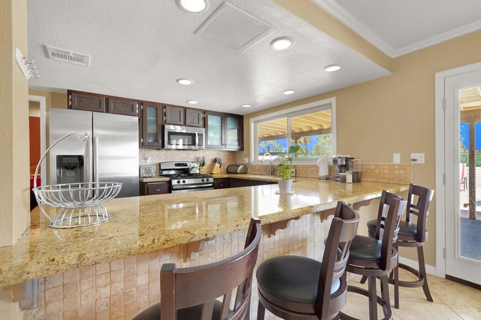 Dining area with ample seating—ideal for meals, work, or gathering with family and friends.  ✪ Interior