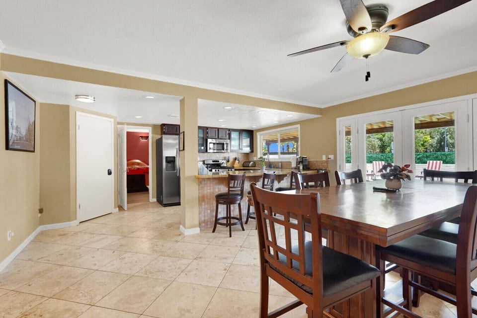 Dining area with ample seating—ideal for meals, work, or gathering with family and friends.  ✪ Interior
