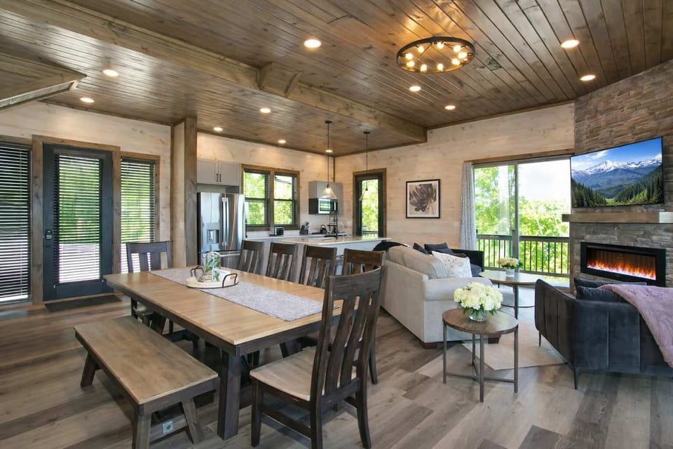 Cook, dine, and lounge all in the same space! Enjoy your time together with lake and mountain views.