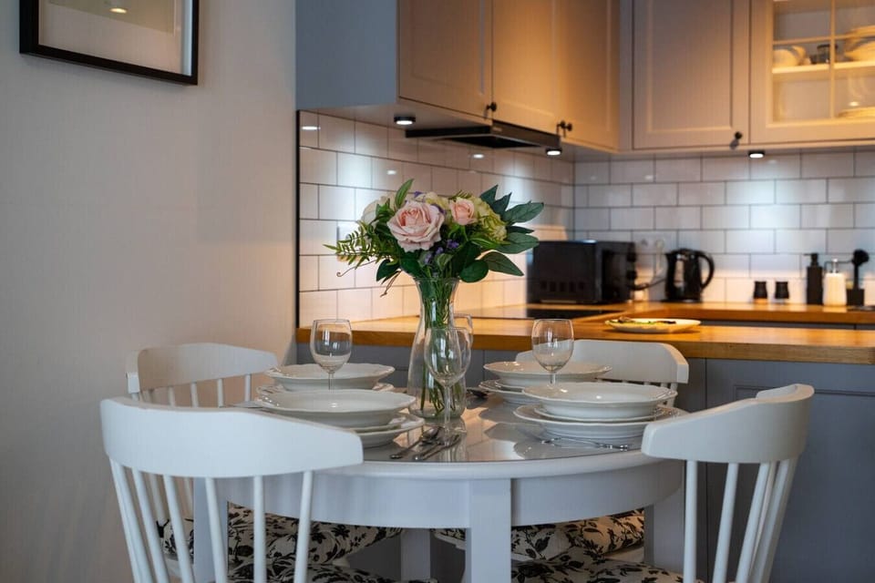 Dining Table | Book Now with RENTUJEMY.COM