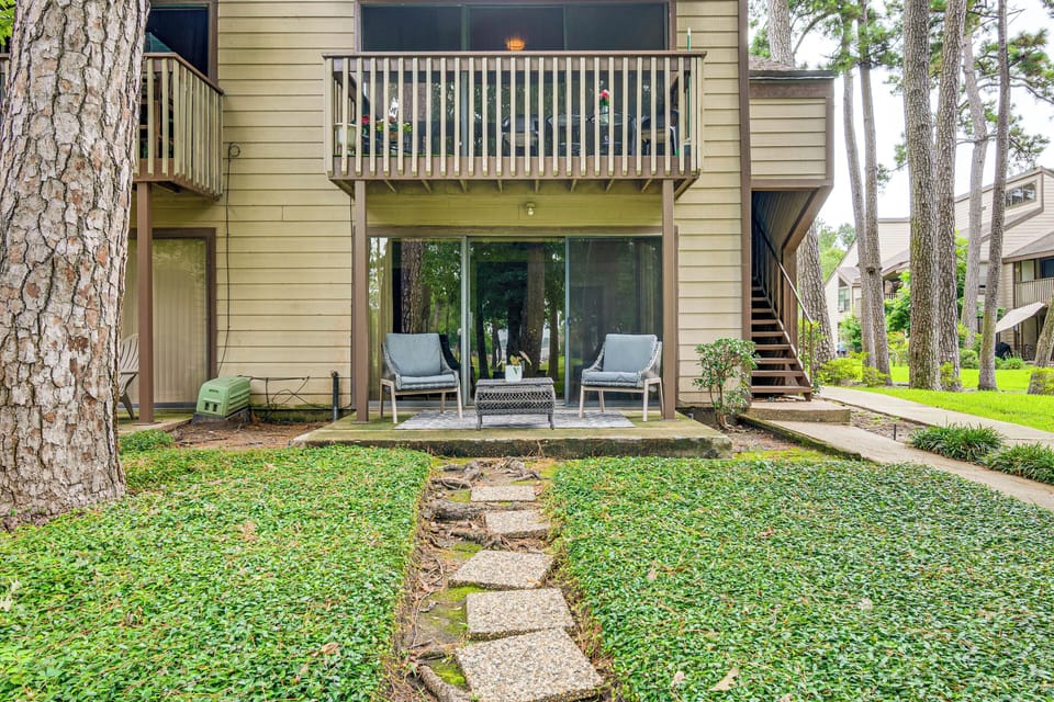 Condo Exterior | 1st-Floor Unit | 1 Mi to Lake Conroe Access