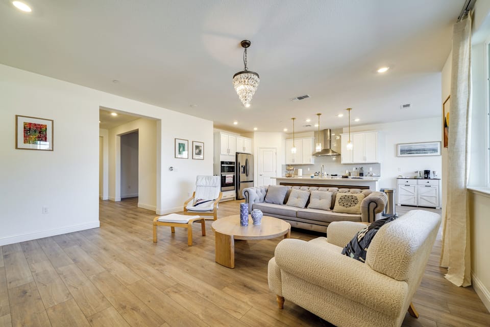 Living Room | Free WiFi | Smart TV | Central A/C