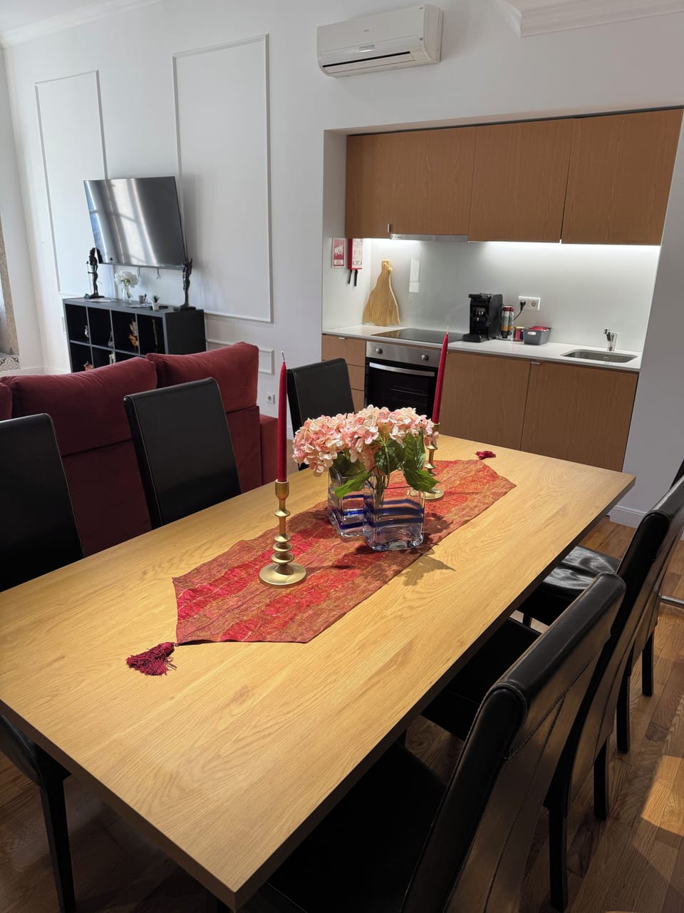 mesa e balcão de cozinha totalmente equipada em open space