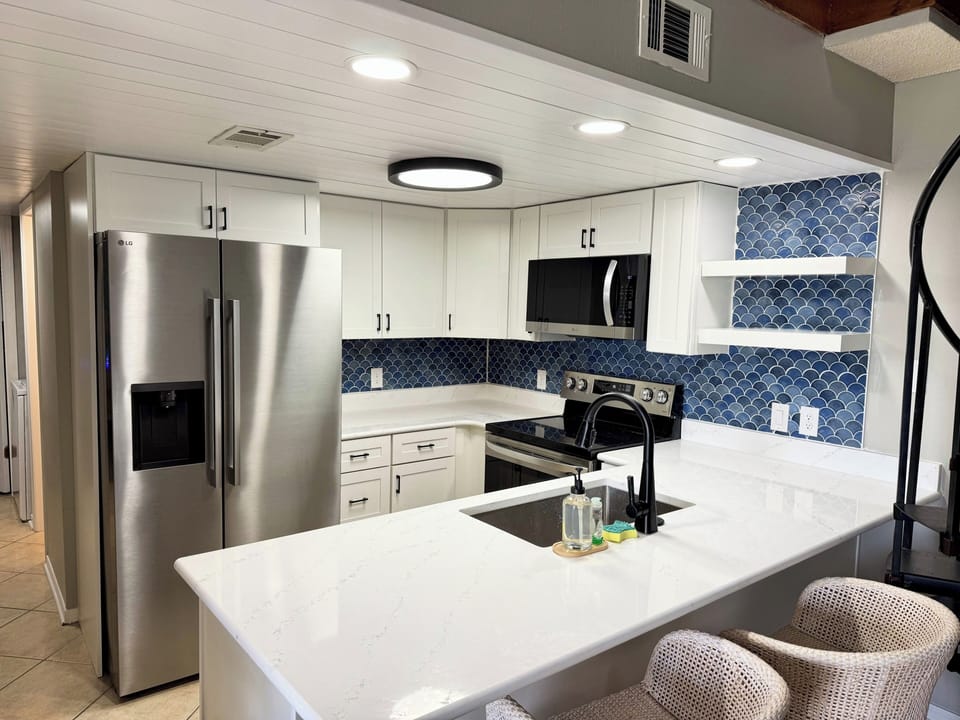 BRAND NEW KITCHEN MARCH 2026! Fully stocked for group meals at the beach!