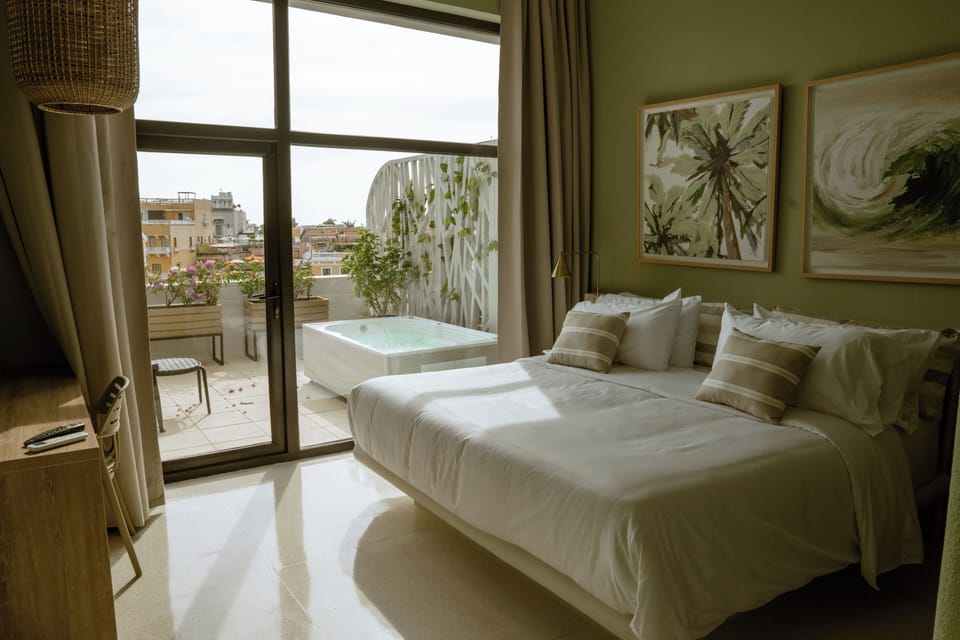 Room 10: ample king room with terrace and jacuzzi