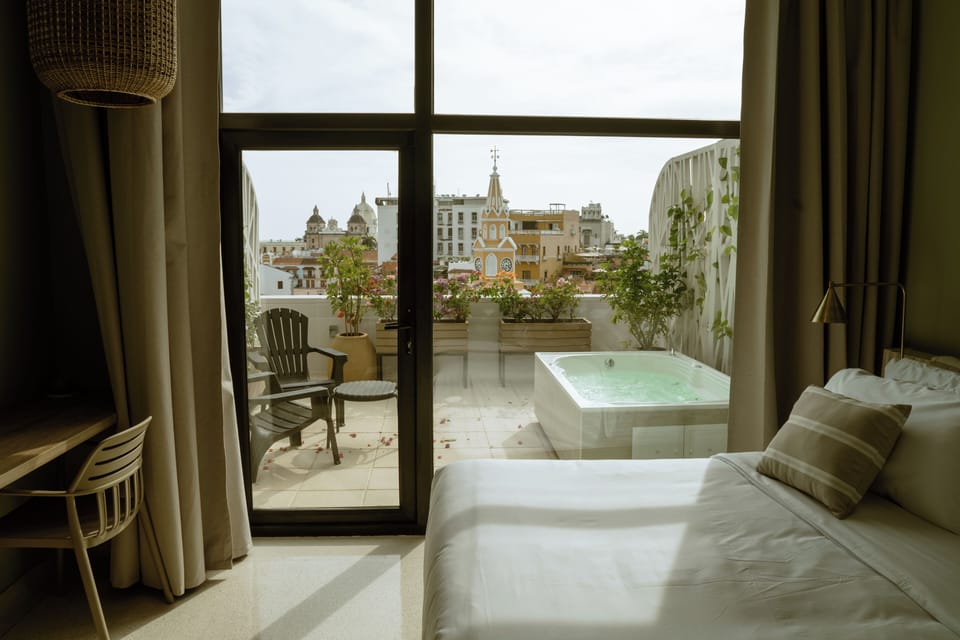 Ample king room, with terrace jacuzzi and spectacular views of Clock Tower