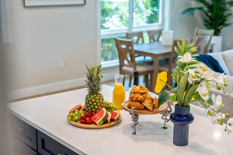 Prepare brunch at the kitchen island!