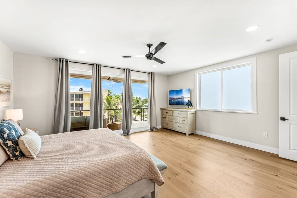 Large bright & airy room