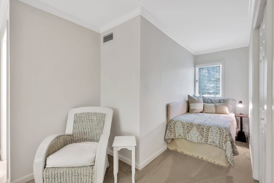 Bedroom 3: 1 King + 1 Twin bed, en-suite bathroom with walk-in shower, Smart TV