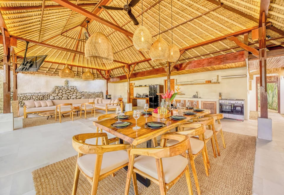 A setting made for shared stories, slow dinners, and soft evening breezes