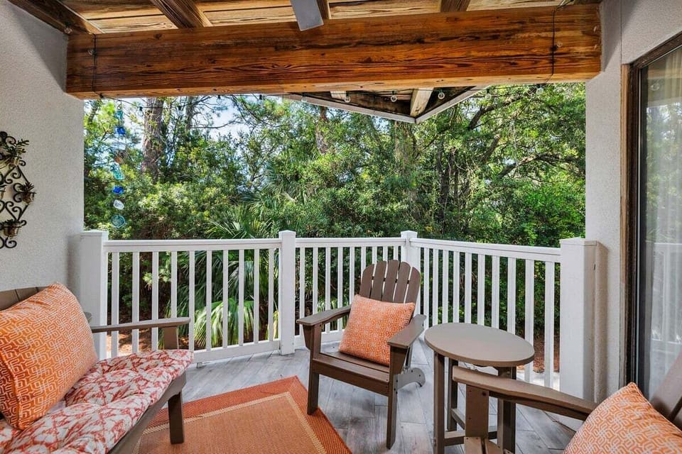 Shipwatch 106 - Balcony with patio furniture