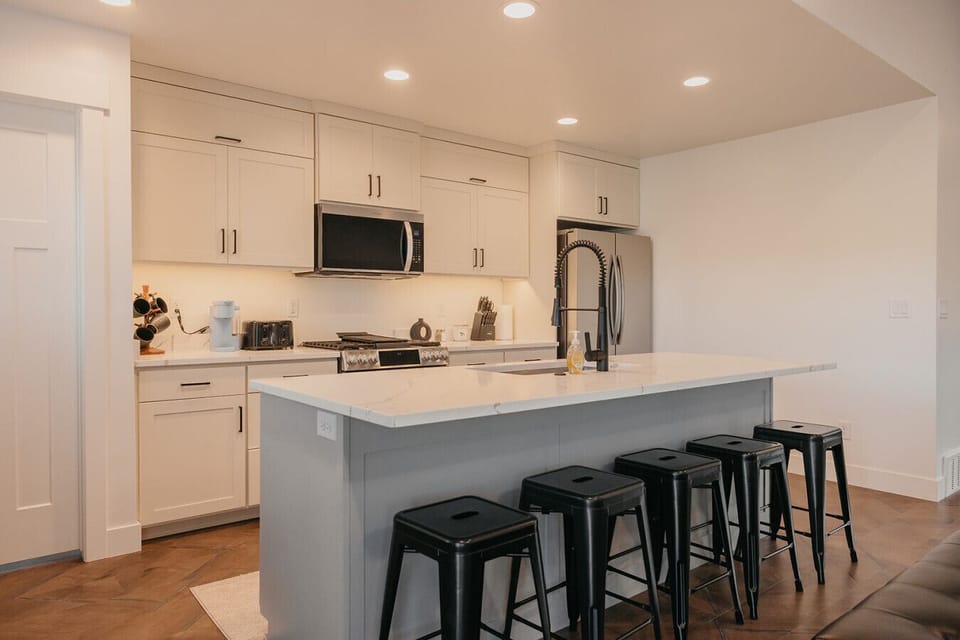 Cook up comfort in a kitchen that’s as stylish as it is functional—perfect for post-sledding cocoa or family feasts