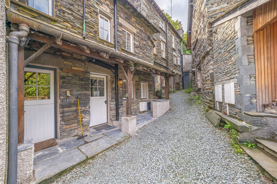 3 Dixon Ground Main Entrance