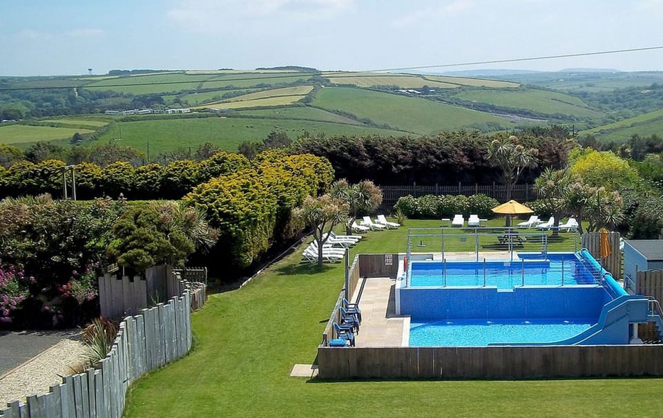 SeaSpace Large Studio, Porth, Cornwall, self catering with Beach Retreats.