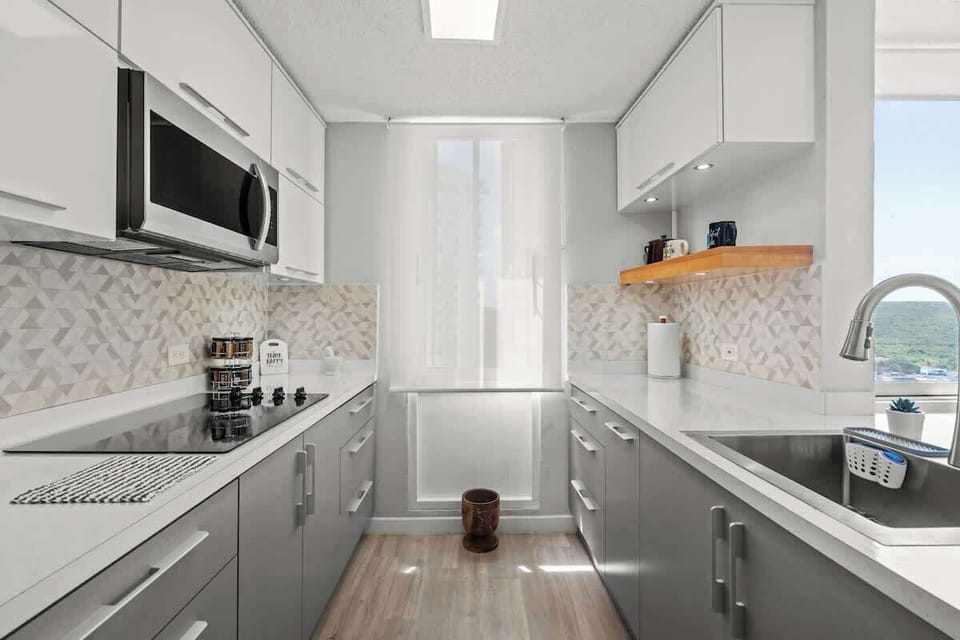 Streamlined for your convenience! This functional kitchen area includes essential appliances and a clean design, making it easy to enjoy meals at your leisure.