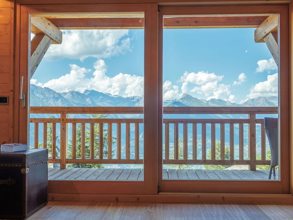 Wood, Hardwood, Wood Stain, Mountain Range, Balcony, Plank, Deck, Ridge, Porch, Daylighting