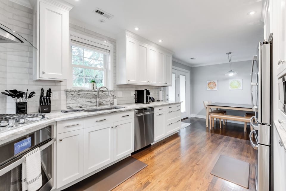 Full Kitchen: Stylish design for culinary adventures, with modern appliances and inviting light!