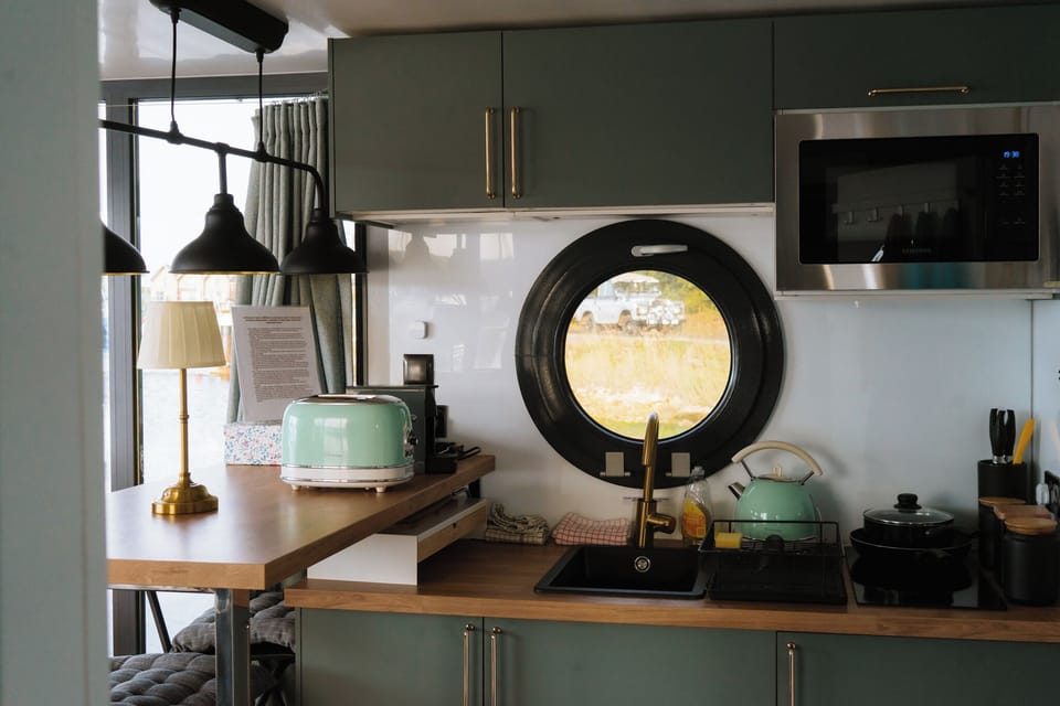 Fully equipped kitchen with marina view – self-catering houseboat Isle of Wight