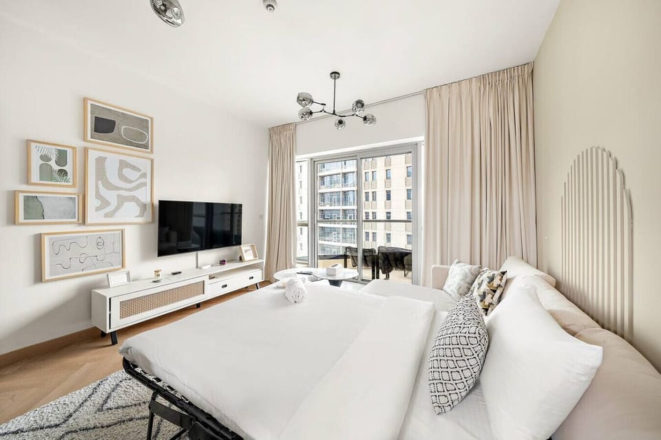 Master Suite: Bright space with chic decor, stunning views, and all the comforts for relaxation!