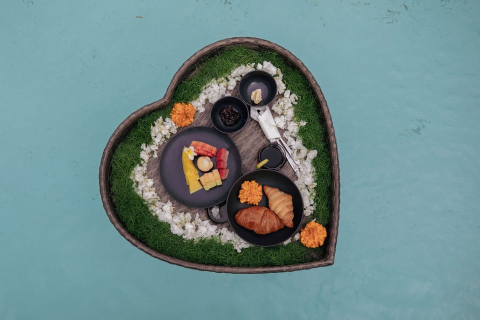 Floating breakfasts, petals on the pool and other decorations can be arranged.