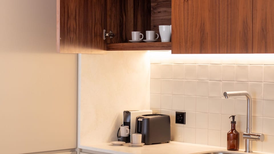 Start your mornings right with a fresh coffee and toast in this well-equipped kitchenette—simple, stylish, and guest-ready. #MorningRituals #LisbonStay #KitchenEssentials #LovelyStay