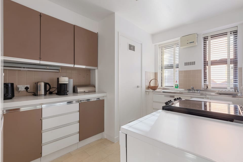 102 Rochester Row SW1P-2